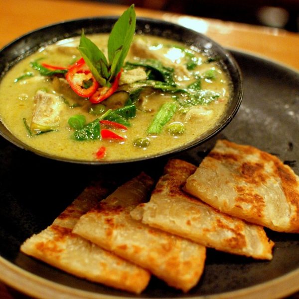 mit grünem Curry in Kokosmilch & Gemüse