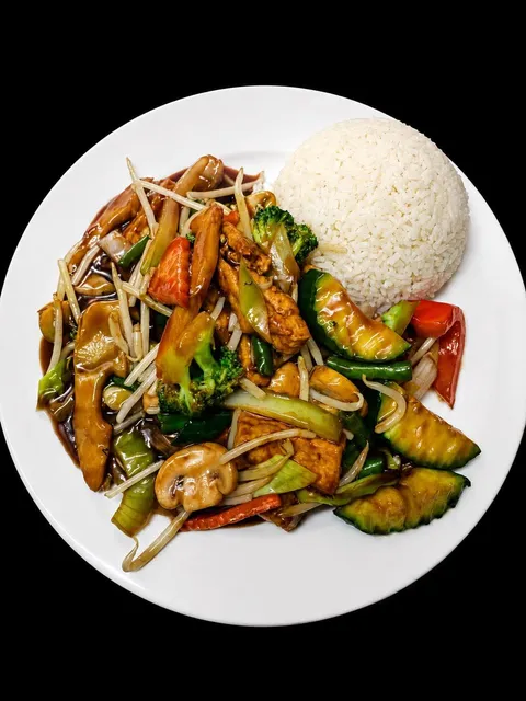 Gebratener Tofu mit gemischtem Gemüse